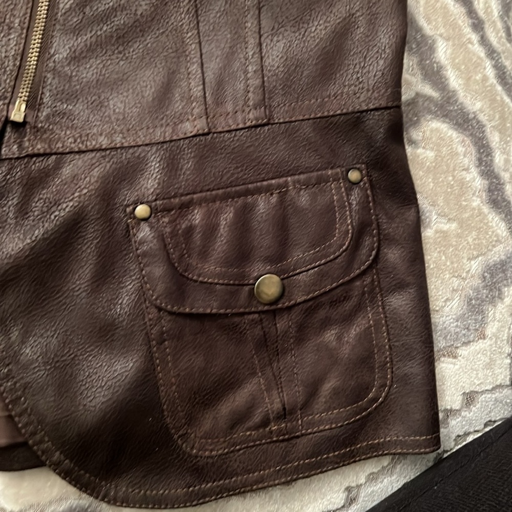 Faux jacket. - Picture 4 of 9